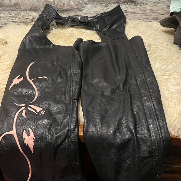 New Screaming Eagle thick leather chaps - Picture 9 of 14